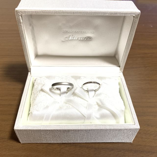 【JEWELRY STUDIO Advance(ジュエリースタジオアドバンス)の口コミ】 シンプルで細いので、女性の指に付けたら可愛い。
ダイヤが１つ付いてあり…