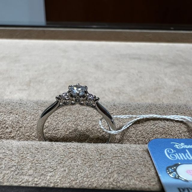 【Disney Cinderella(ディズニー シンデレラ)の口コミ】 同ブランドの指輪を3種類比較させていただき、こちらが一番シンプルで指な…