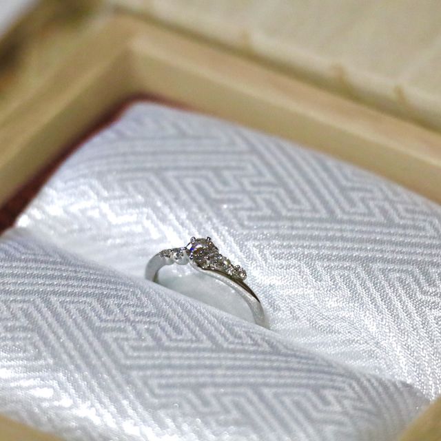 【TOMOE(トモエ)の口コミ】 1粒ダイヤも素敵で悩みました。悩んだ末、婚約指輪と主張しすぎず、何年経…