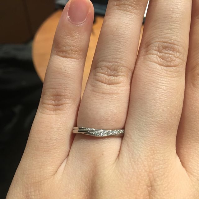 【銀座ダイヤモンドシライシの口コミ】 シンプルかつ派手すぎないデザインを探しており、担当の方にこちらを薦め…