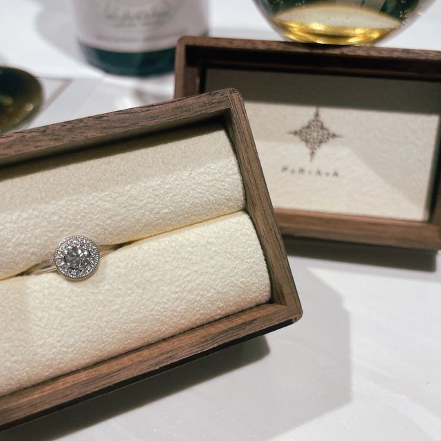 【PORTADA(ポルターダ)の口コミ】 ダイヤが目立つゴージャスなデザインで探しており、事前に取り寄せたカタ…