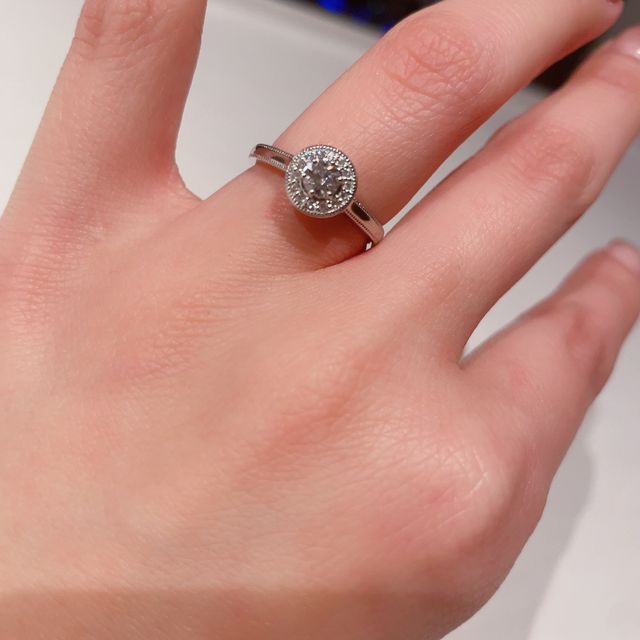 【PORTADA(ポルターダ)の口コミ】 ダイヤが目立つゴージャスなデザインで探しており、事前に取り寄せたカタ…