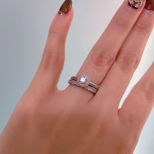 【PORTADA(ポルターダ)の口コミ】 ダイヤが目立つゴージャスなデザインで探しており、事前に取り寄せたカタ…