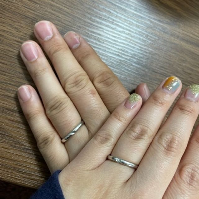 【銀座ダイヤモンドシライシの口コミ】 女性の指輪は2連に連なったダイヤモンドが１石のダイヤのように見えるとこ…