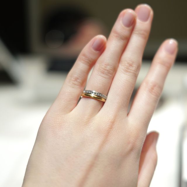 【アイプリモ(I-PRIMO)の口コミ】 レール＋大変小さい爪で石を留めているので、ダイヤが邪魔されることなく…