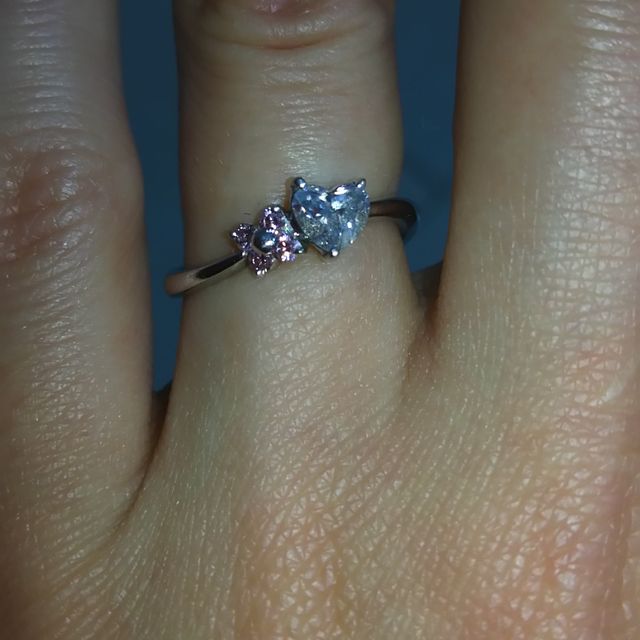 【アンジェリックフォセッテ(Angelique Fossette)の口コミ】 ハート型のダイヤがとても可愛くて一目惚れをしました。そこに私の好きな…