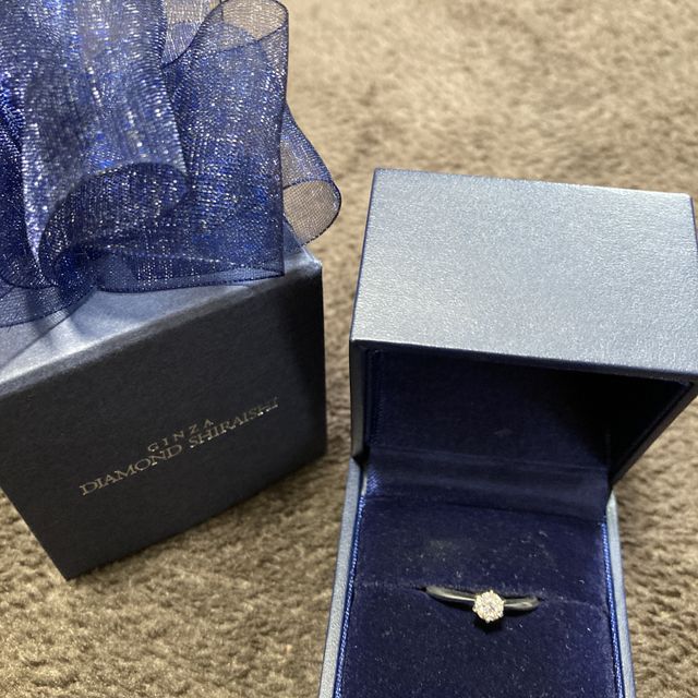 【銀座ダイヤモンドシライシの口コミ】 指輪以外にネックレスへの変換ができたため。
プロポーズリングから、指輪…