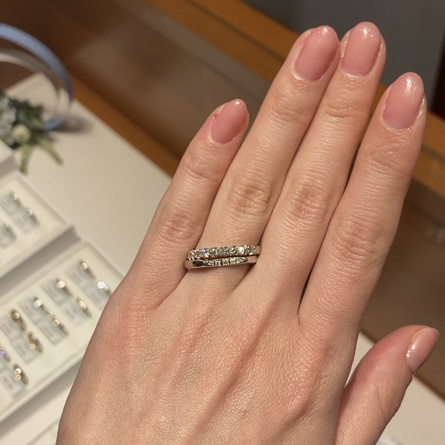 【銀座ダイヤモンドシライシの口コミ】 いろんな角度からリングの輪郭の変化を楽しめるデザインだと思います。
メ…