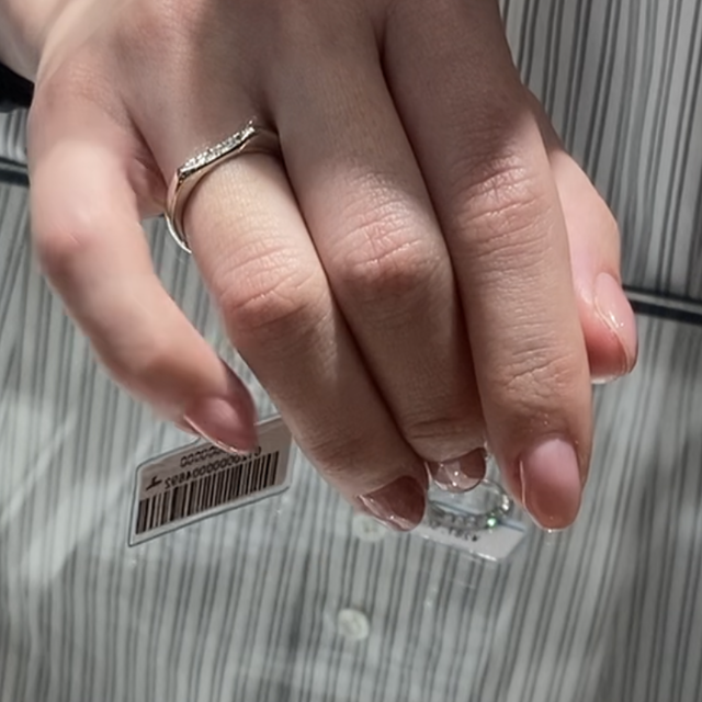 【銀座ダイヤモンドシライシの口コミ】 いろんな角度からリングの輪郭の変化を楽しめるデザインだと思います。
メ…