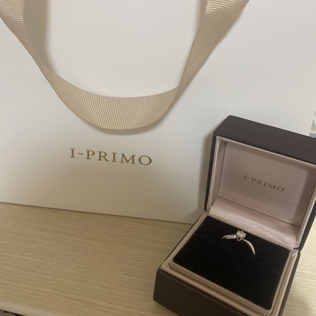 【アイプリモ(I-PRIMO)の口コミ】 選んだのは旦那さんでサプライズで購入
ダイヤが１つのシンプルなデザイン…