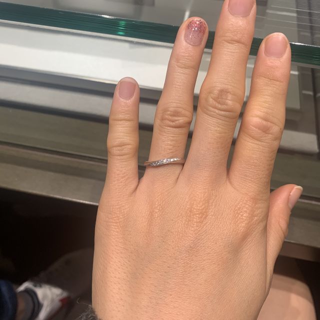 【アイプリモ(I-PRIMO)の口コミ】 婚約指輪とセットリングの指輪にするか別の指輪にするか迷いました。
華や…