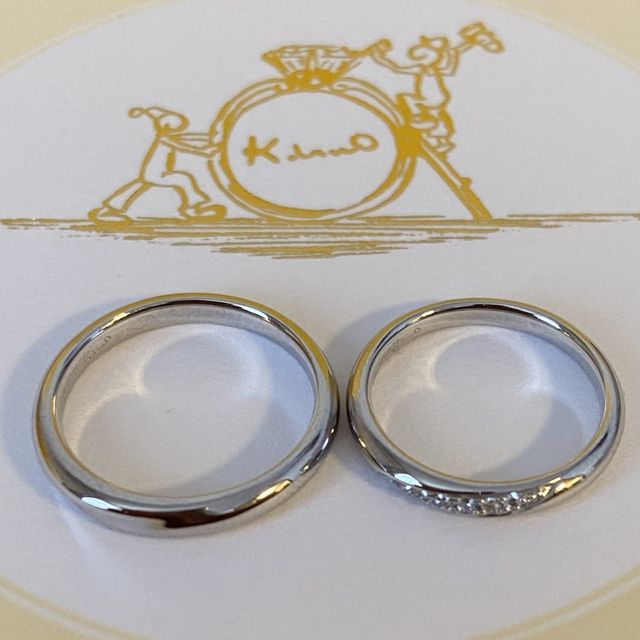 【ケイウノ ブライダル(K.UNO BRIDAL)の口コミ】 斜めにダイヤモンドが入っているデザインが気に入っています。正面からは…