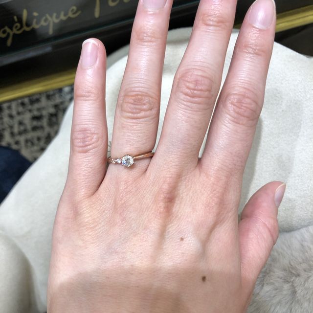 【アンジェリックフォセッテ(Angelique Fossette)の口コミ】 メインのダイヤの両脇にメレダイヤが並ぶデザインはよく見ますが、購入し…