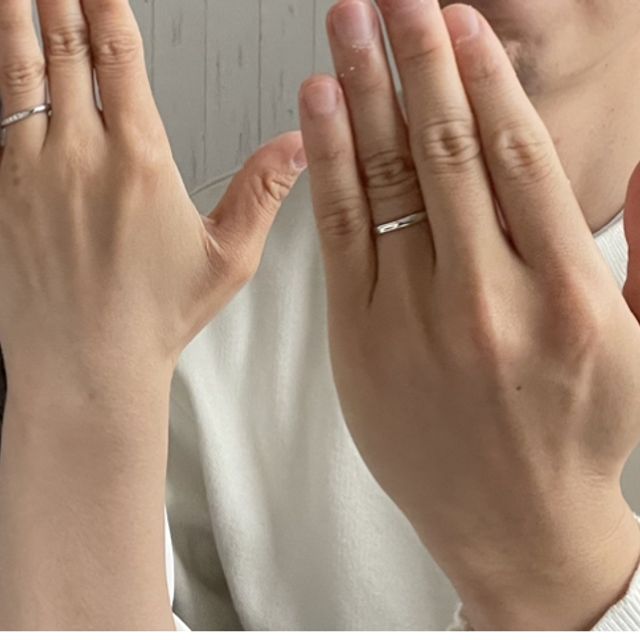 【銀座ダイヤモンドシライシの口コミ】 指輪のデザインはシンプルかつ可愛らしい感じで、一生つけてられるデザイ…