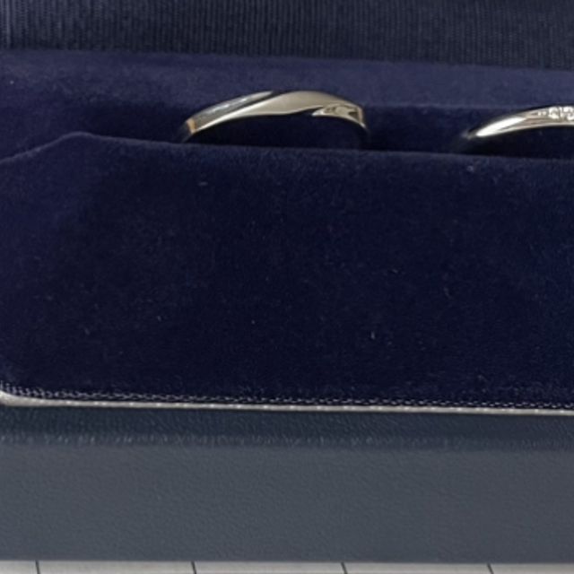 【銀座ダイヤモンドシライシの口コミ】 指輪のデザインはシンプルかつ可愛らしい感じで、一生つけてられるデザイ…