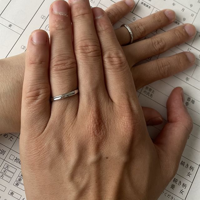 【銀座ダイヤモンドシライシの口コミ】 指輪のデザインはシンプルかつ可愛らしい感じで、一生つけてられるデザイ…