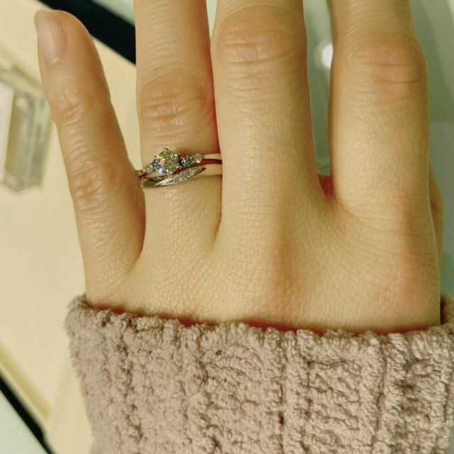 【ヴァンドーム青山(VENDOME AOYAMA)の口コミ】 指が太いので、指が綺麗になるデザインをさがしていました。こちらの指輪…