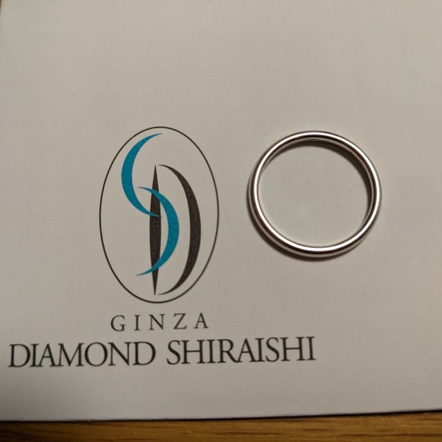 【銀座ダイヤモンドシライシの口コミ】 シンプルなデザインで自分や彼女の指にもあっていると感じたため選びまし…