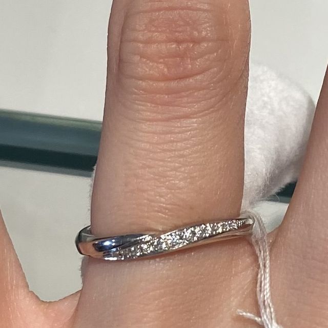 【銀座ダイヤモンドシライシの口コミ】 綺麗目なものがよく、また婚約指輪がダイヤモンドシライシだったためシラ…