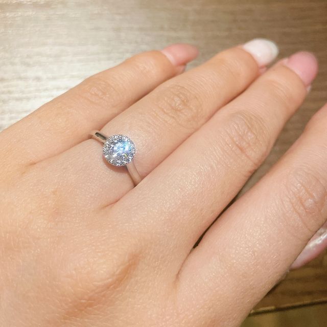 【ラザール ダイヤモンド(LAZARE DIAMOND)の口コミ】 一目見て ｾﾝﾄﾊﾟﾄﾘｯｸのデザインに一目惚れしました。
横から見ても 繊細な…