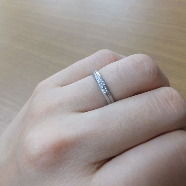 【ラザール ダイヤモンド(LAZARE DIAMOND)の口コミ】 まずとてもかわいらしいデザインと、キラキラ輝く五つの小さなダイヤモン…