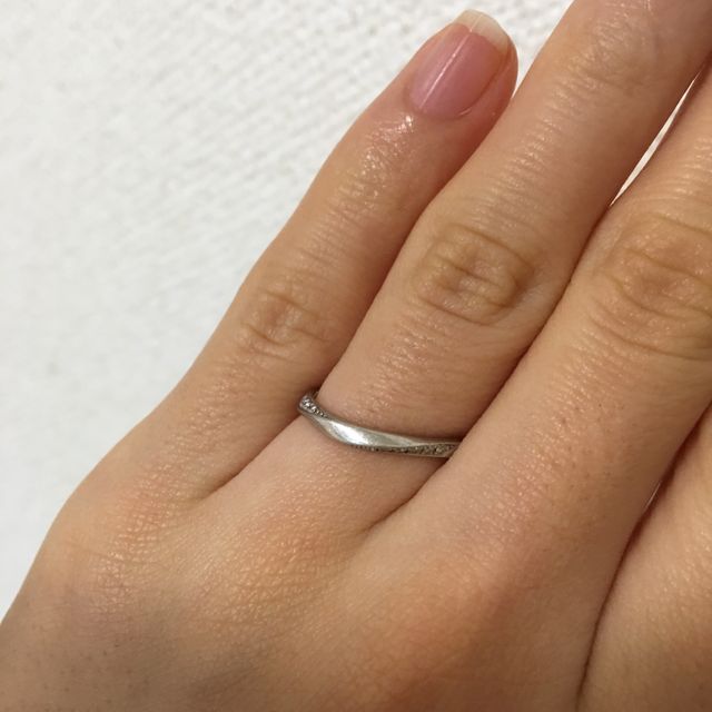 【CAFERING(カフェリング)の口コミ】 「聖夜に流れる星」という名前にぴったりのダイヤが流れるようなデザイン…