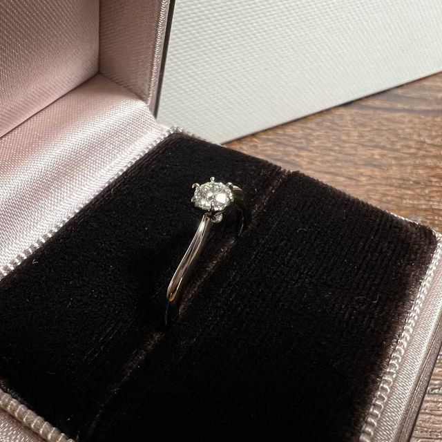 【アイプリモ(I-PRIMO)の口コミ】 ウェーブがかったデザインが指輪を付けた際にとてもよく手に馴染んだため…