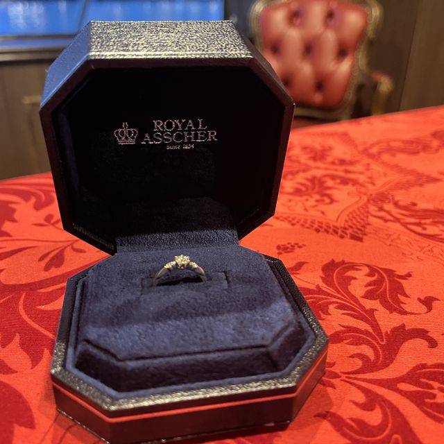 【ROYAL ASSCHER(ロイヤル・アッシャー)の口コミ】 細身のリング、ダイヤモンドが真ん中に大きくあるのに加えて左右に小粒の…