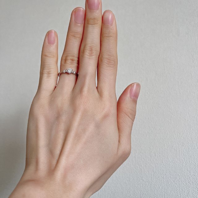 【ROYAL ASSCHER(ロイヤル・アッシャー)の口コミ】 細身のリング、ダイヤモンドが真ん中に大きくあるのに加えて左右に小粒の…