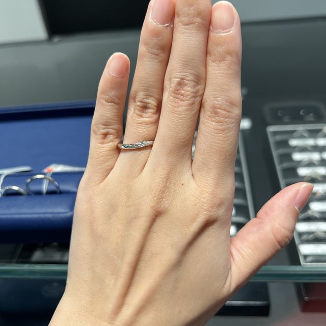 【銀座ダイヤモンドシライシの口コミ】 デザイン、着け心地がよかった。落ち着いたデザインで手に馴染んでいた。…