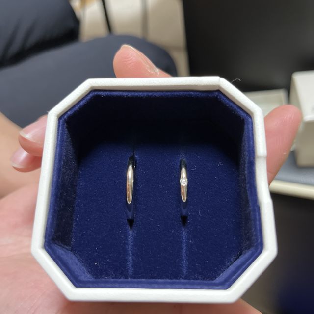 【4℃ BRIDAL(ヨンドシーブライダル)の口コミ】 シンプルで可愛いと思った。一生つけていたいので、素材が長持ちするもの…