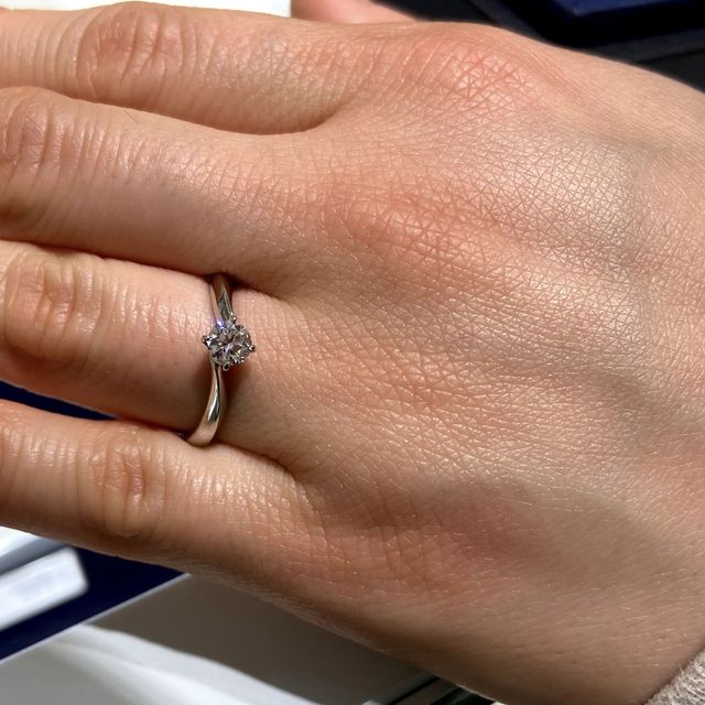 【4℃ BRIDAL(ヨンドシーブライダル)の口コミ】 こちらの指輪は王道のスタンダードなデザインの指輪でした。スタンダード…