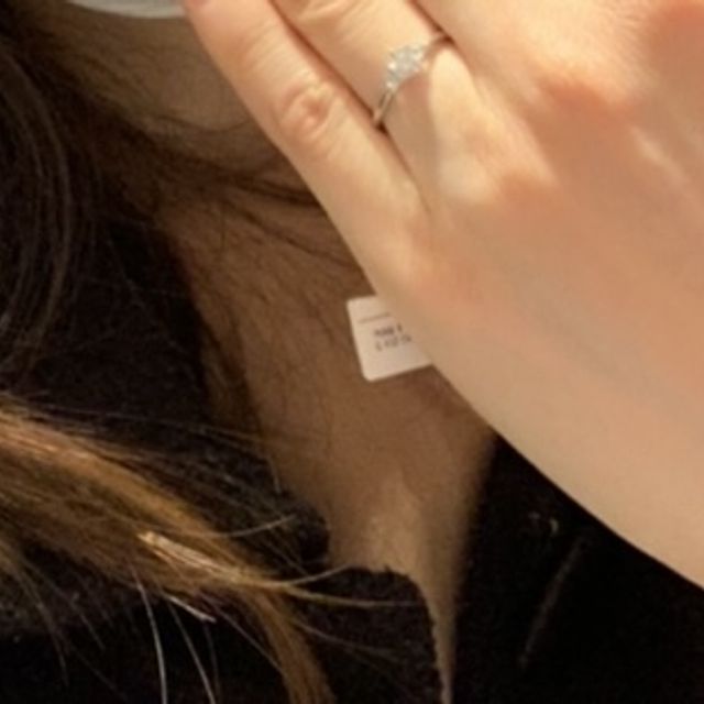 【ケイウノ ブライダル(K.UNO BRIDAL)の口コミ】 指輪の側面が新芽の形になっており、横から見てもお洒落でした。真ん中が…