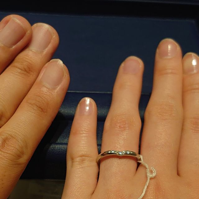 【銀座ダイヤモンドシライシの口コミ】 デザインはダイヤモンドが入っており、美しかったです。プラチナでつけ心…
