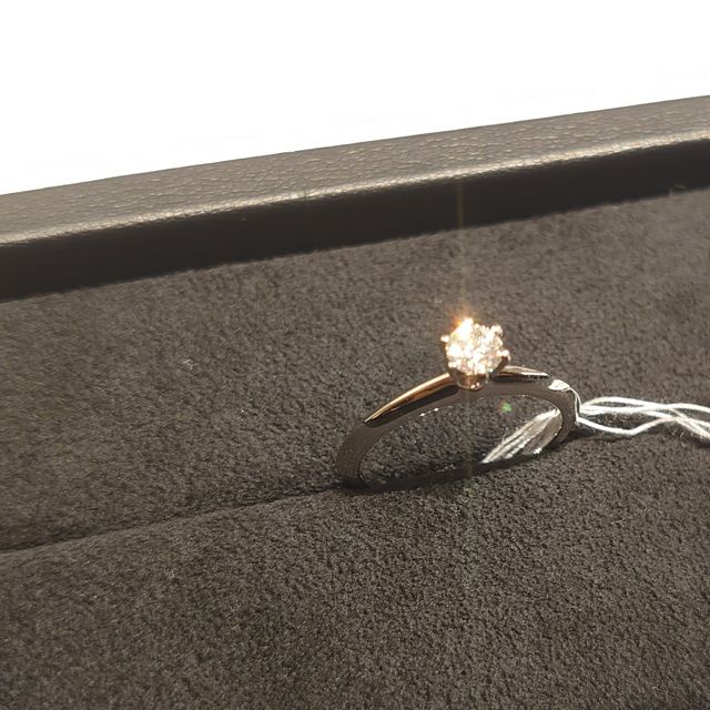 【ティファニー(Tiffany & Co.)の口コミ】 つけ心地がよく、大粒のダイヤモンドの輝きは憧れです。デザインが素敵で…