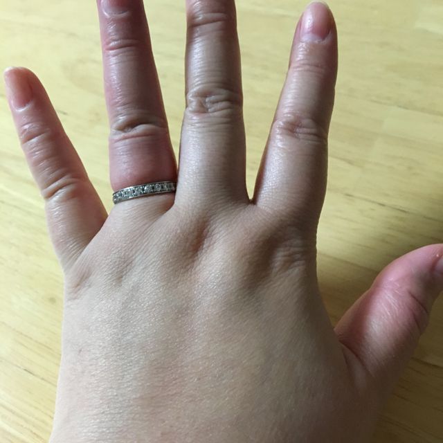 【4℃ BRIDAL(ヨンドシーブライダル)の口コミ】 ダイヤがたくさん付いているもので、手頃な値段のものを探していました。…