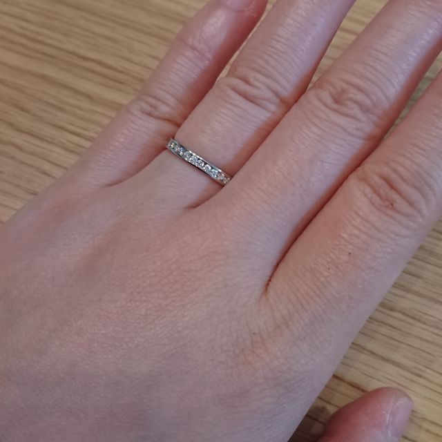 【PILOT BRIDAL(パイロットブライダル)の口コミ】 シンプルだけどダイヤが大きく見えるようなデザインと、裏側が滑らかに加…