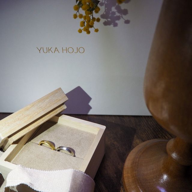 【YUKA HOJO(ユカホウジョウ)の口コミ】 YUKAHOJOのWeaveの指輪は最初はマットな仕上がりだが、経年変化で表面が磨…