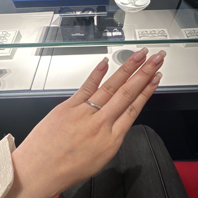 【銀座ダイヤモンドシライシの口コミ】 はめた時に指が綺麗に見えることを一番重視して決めました。また、婚約指…