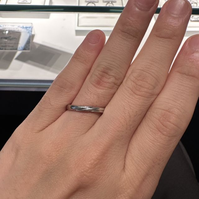 【銀座ダイヤモンドシライシの口コミ】 デザイン性と着け心地の二つの観点で決めさせていただきました。前者に関…