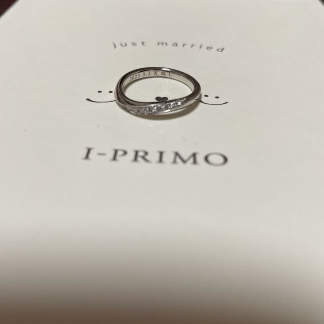 【アイプリモ(I-PRIMO)の口コミ】 ハーフエタニティでダイヤがついていますが
指輪の主張は強すぎず、手元を…