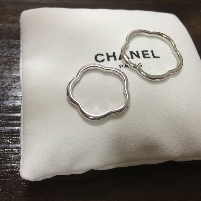 【シャネル(CHANEL)の口コミ】 お花の形と1粒ダイヤに一目惚れでした。
結婚指輪はシンプルなデザインが…