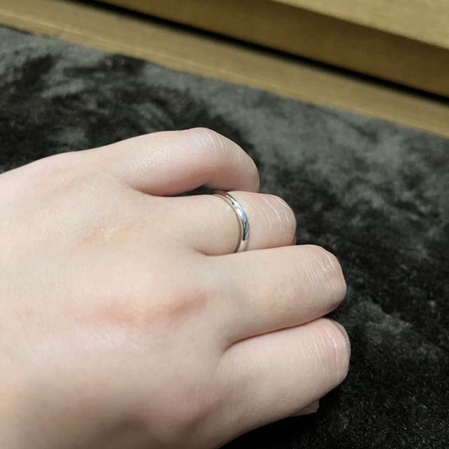 【GALA JEWELRY(ガラジュエリー)の口コミ】 年齢を重ねても合うようなシンプルなものを探していました。自分の手の形…