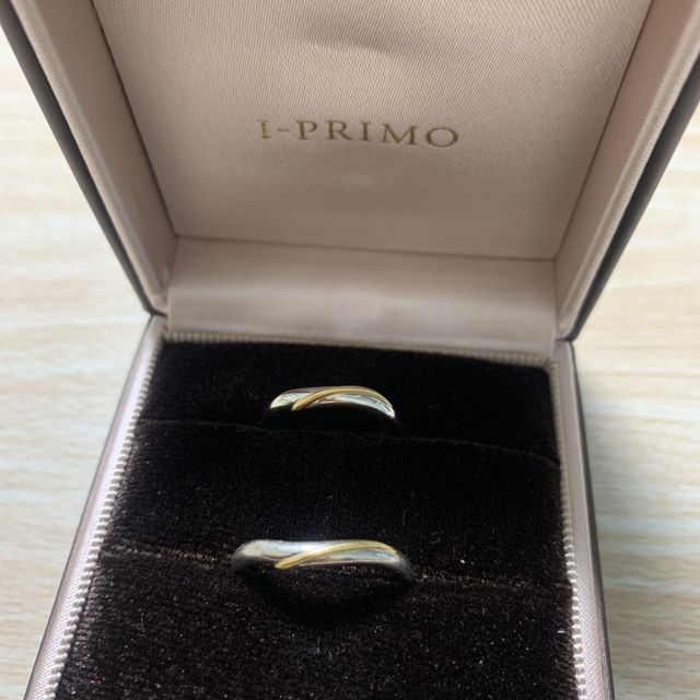 【アイプリモ(I-PRIMO)の口コミ】 シンプルかつ波打ったようなデザインで、ゴールドとプラチナどちらもあわ…
