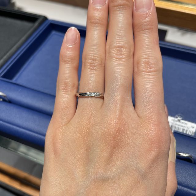 【エクセルコダイヤモンド(EXELCO DIAMOND)の口コミ】 サイズが2〜3号であったため、1号からある指輪を選びました。デザインはウ…