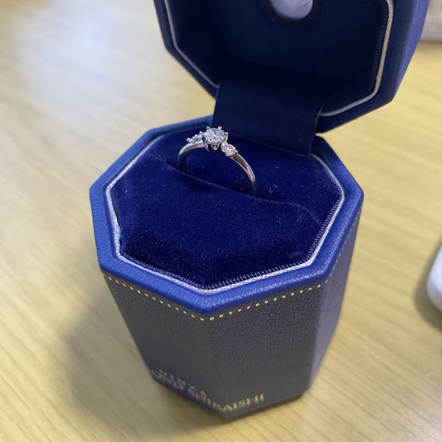 【銀座ダイヤモンドシライシの口コミ】 デザインはスマイリングスズランにしました。ゴージャス過ぎず、それでい…