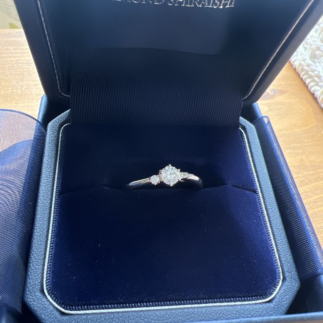 【銀座ダイヤモンドシライシの口コミ】 アシンメトリーのデザインが珍しく感じ、気に入ったので購入させていただ…