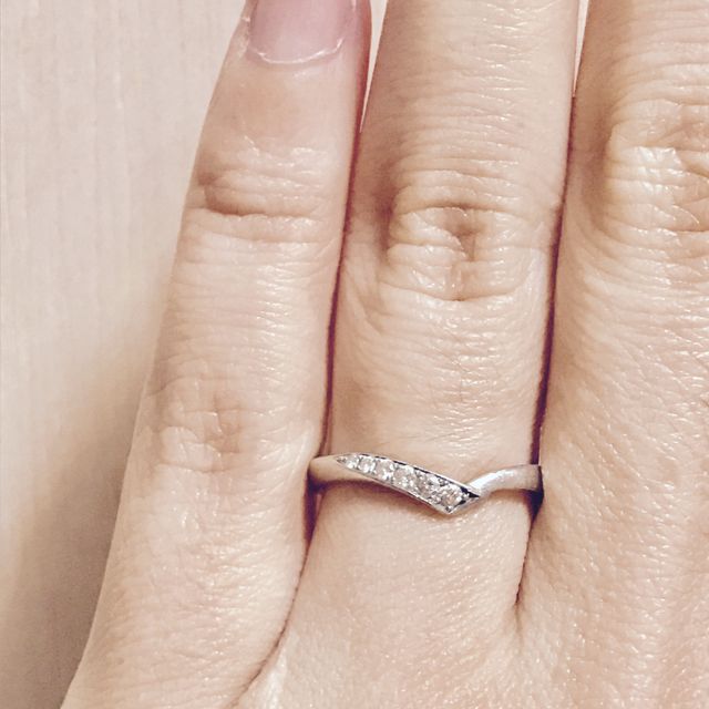 【4℃ BRIDAL(ヨンドシーブライダル)の口コミ】 Vの字になっているデザインで、小さい頃にセーラームーンが好きで、セーラ…