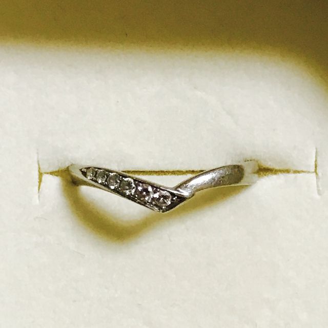 【4℃ BRIDAL(ヨンドシーブライダル)の口コミ】 Vの字になっているデザインで、小さい頃にセーラームーンが好きで、セーラ…