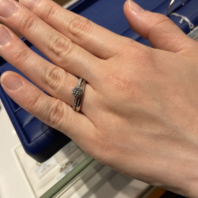 【銀座ダイヤモンドシライシの口コミ】 ブーケの婚約指輪を着用、購入しました。華やかで上品なデザインを探して…